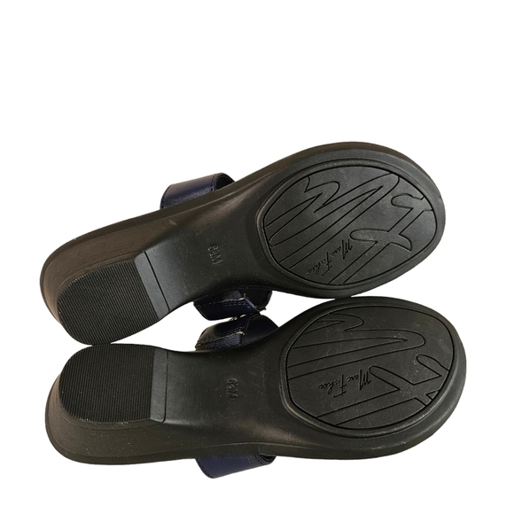 Marc Fisher Ariana Dark Blue Thong Low Heel Sandals Sz 6,6.5 - Picture 5 of 8